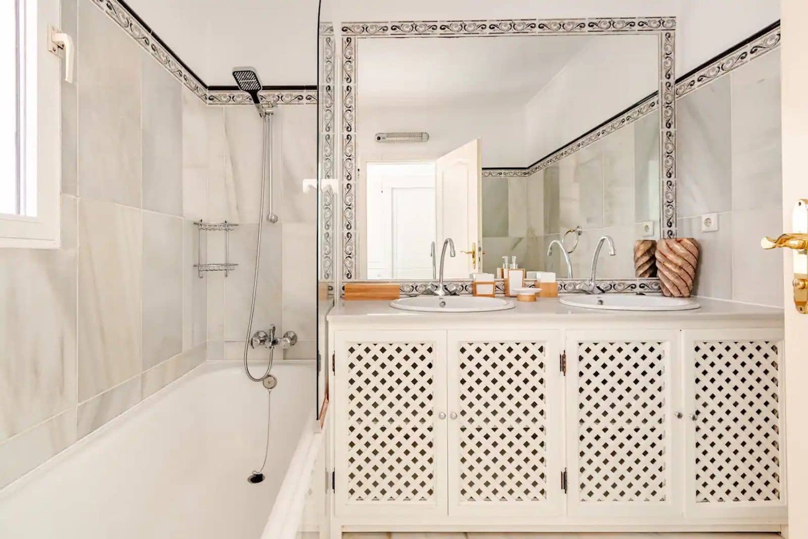 4 makuuhuone Huvila myytävänä paikassa Marbella mukana uima-altaan 
autotalli - 1 800 000 € (Ref: 9533429)