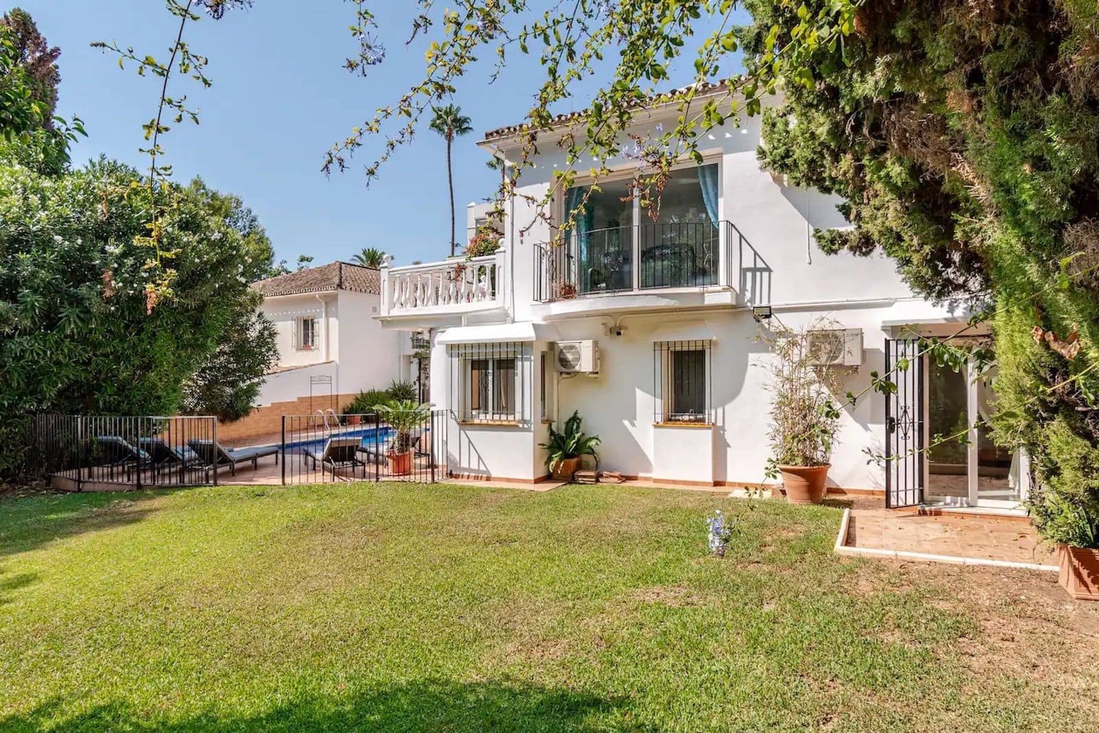 4 makuuhuone Huvila myytävänä paikassa Marbella mukana uima-altaan 
autotalli - 1 800 000 € (Ref: 9533429)