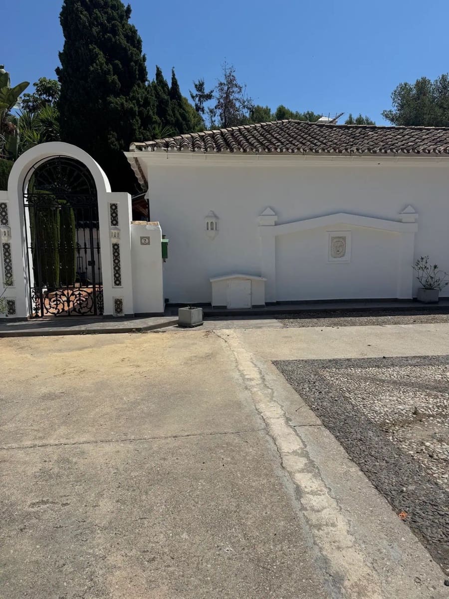4 makuuhuone Huvila myytävänä paikassa Marbella mukana uima-altaan 
autotalli - 1 800 000 € (Ref: 9533429)