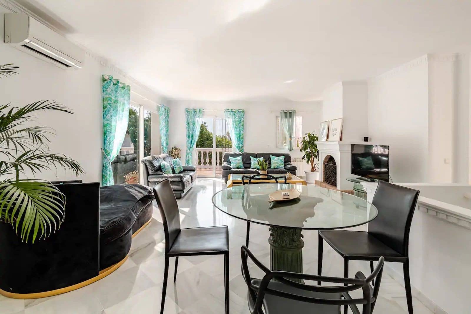 4 makuuhuone Huvila myytävänä paikassa Marbella mukana uima-altaan 
autotalli - 1 800 000 € (Ref: 9533429)