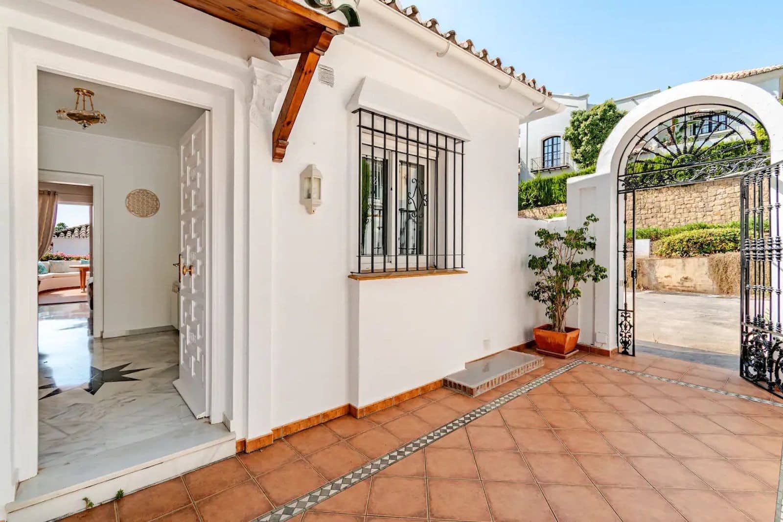 4 makuuhuone Huvila myytävänä paikassa Marbella mukana uima-altaan 
autotalli - 1 800 000 € (Ref: 9533429)