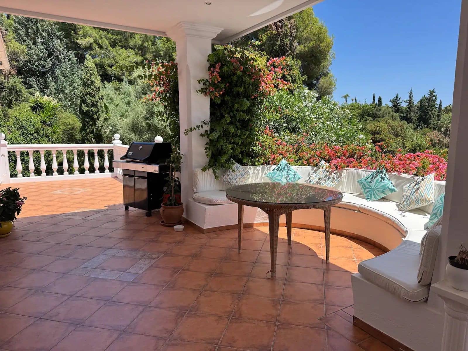 4 makuuhuone Huvila myytävänä paikassa Marbella mukana uima-altaan 
autotalli - 1 800 000 € (Ref: 9533429)