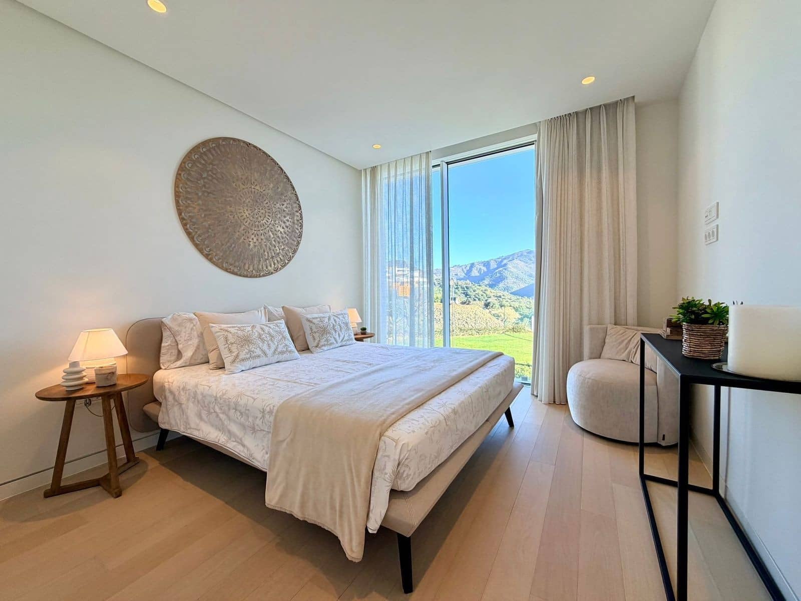 3 sypialnia Apartament na sprzedaż w Marbella z basenem garażem - 1 250 000 € (Ref: 9535637)