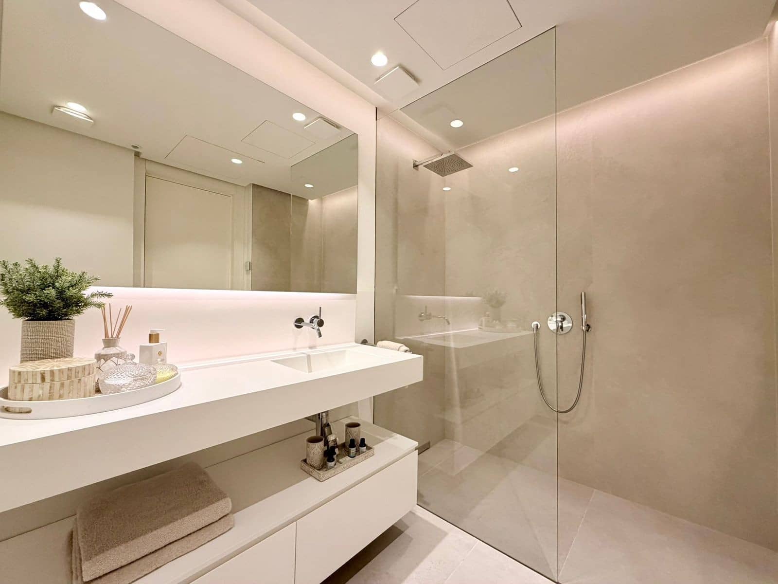 3 sypialnia Apartament na sprzedaż w Marbella z basenem garażem - 1 250 000 € (Ref: 9535637)