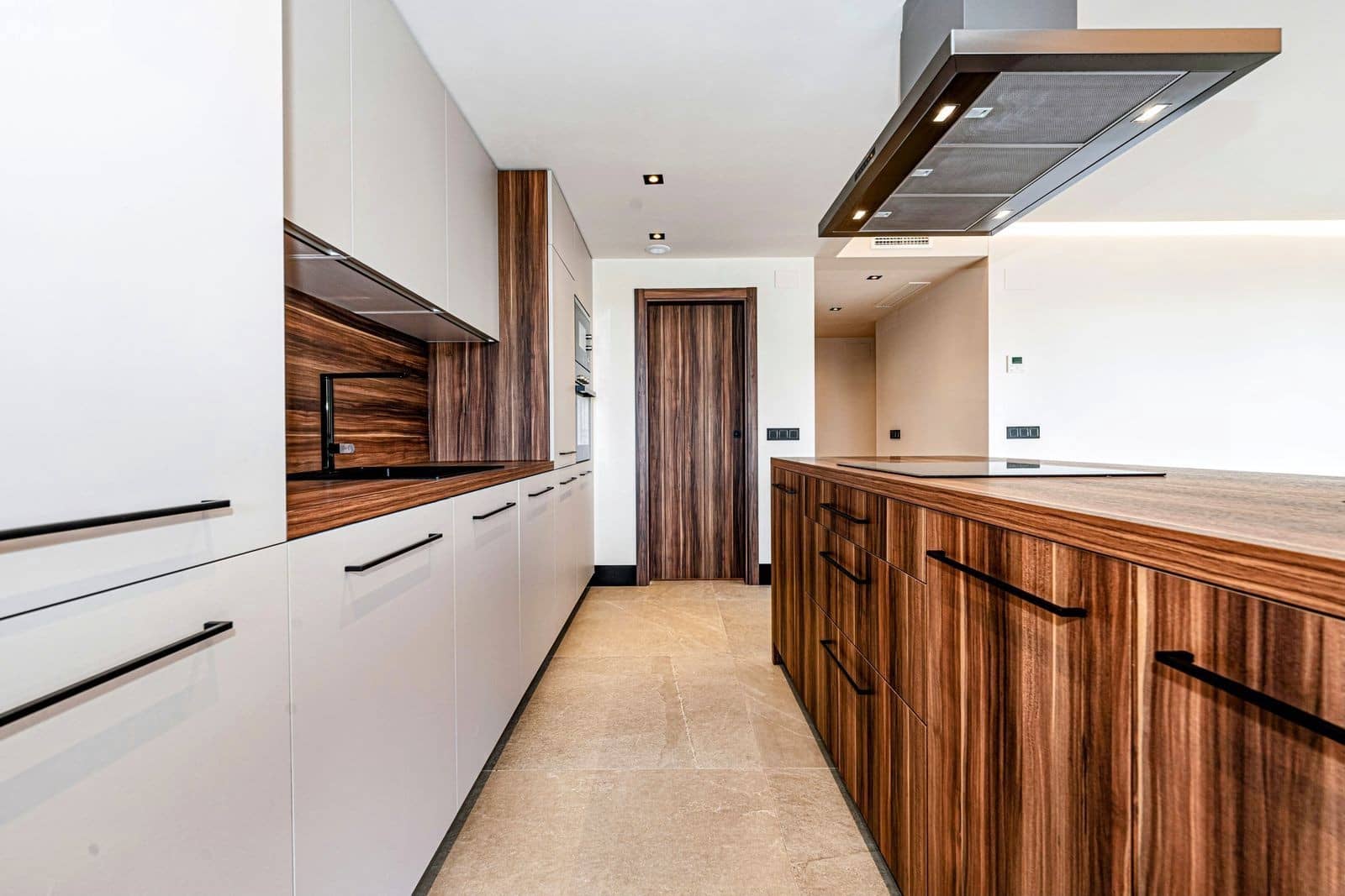 3 chambre Appartement à vendre à Nueva Andalucia avec piscine garage - 895 000 € (Ref: 9564896)