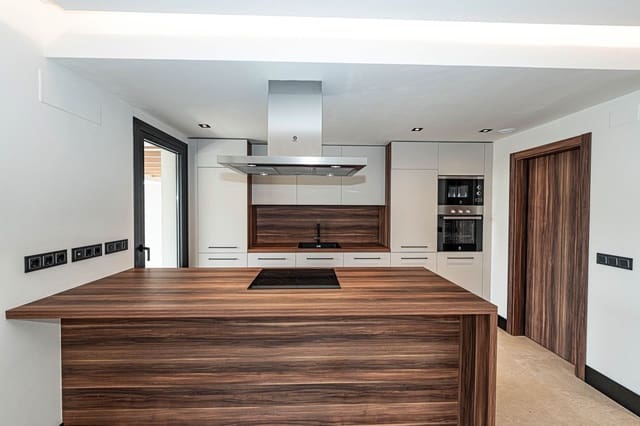 3 soveværelse Lejlighed til salg i Nueva Andalucia, Marbella med swimmingpool garage - € 895.000 (Ref: 9564896)
