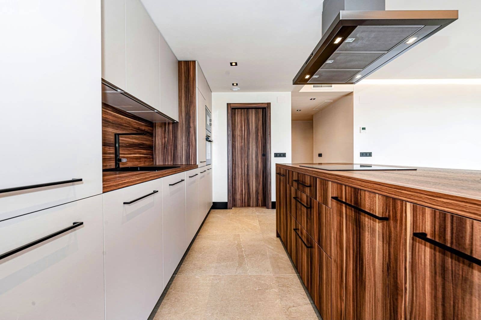 3 slaapkamer Appartement te koop in Nueva Andalucia met zwembad garage - € 895.000 (Ref: 9564896)