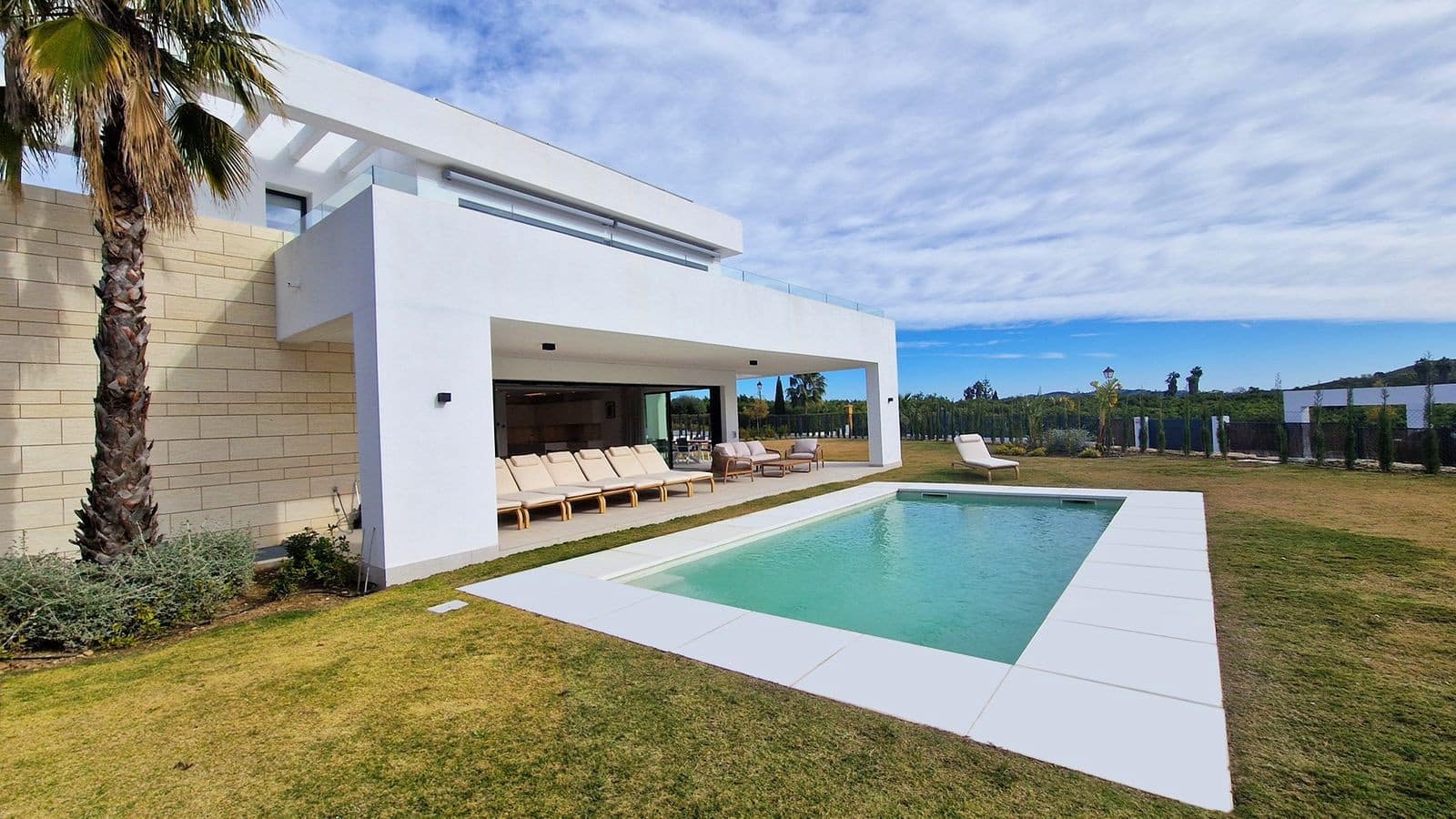 4 bedroom Villa for sale in Mijas Costa with pool garage - € 2,000,000 (Ref: 9564898)