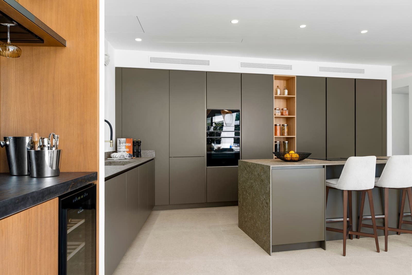 6 bedroom Villa for sale in Nueva Andalucia with pool garage - € 4,445,000 (Ref: 9570879)