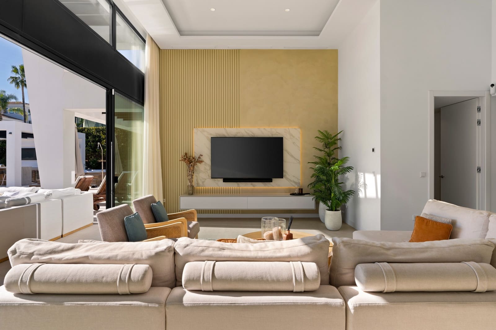 6 slaapkamer Villa te koop in Nueva Andalucia met zwembad garage - € 4.445.000 (Ref: 9570879)