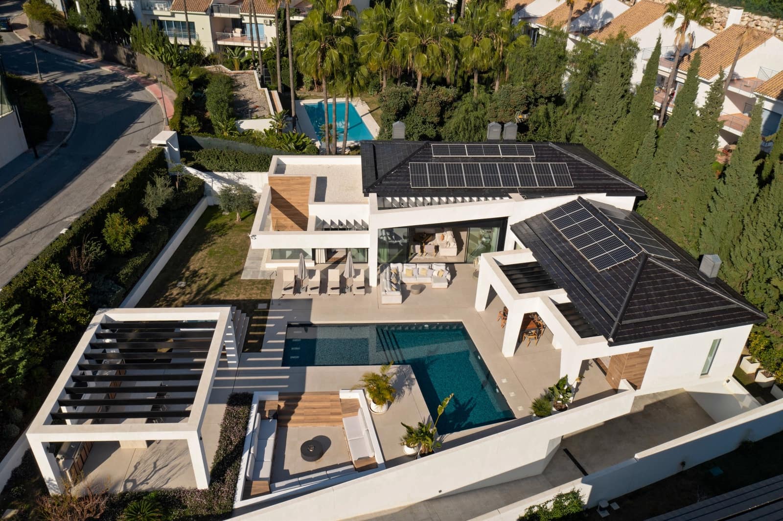 6 slaapkamer Villa te koop in Nueva Andalucia met zwembad garage - € 4.445.000 (Ref: 9570879)