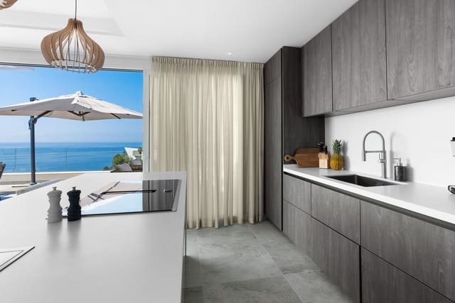2 slaapkamer Penthouse te koop in Benalmádena met zwembad garage - € 1.350.000 (Ref: 9574086)