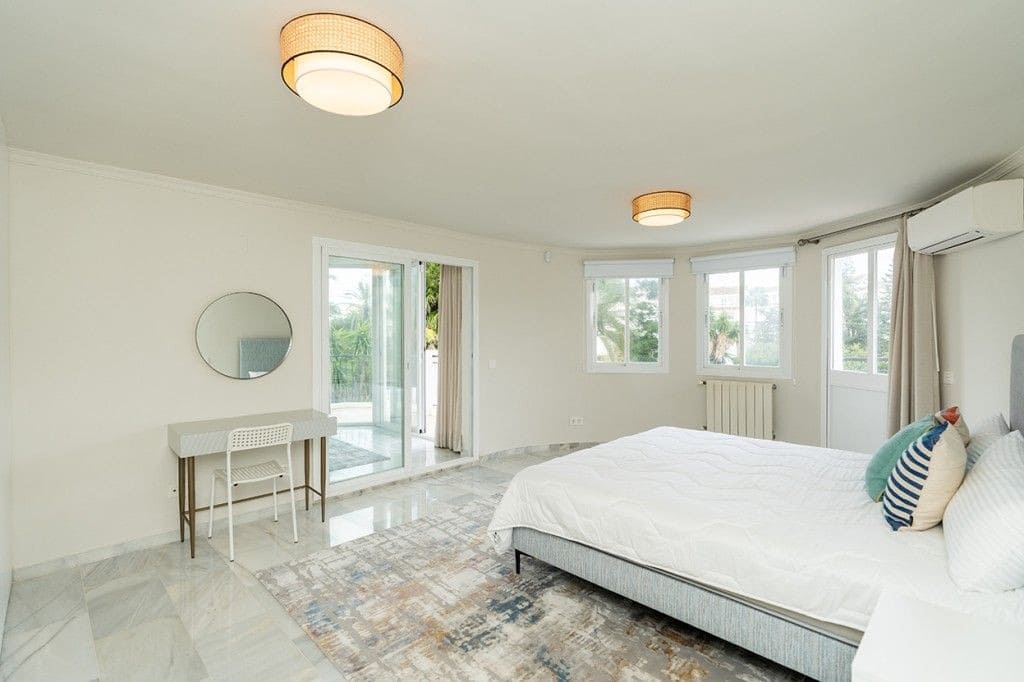 4 Zimmer Villa zu verkaufen in Marbella mit Pool Garage - 2.450.000 € (Ref: 9582465)