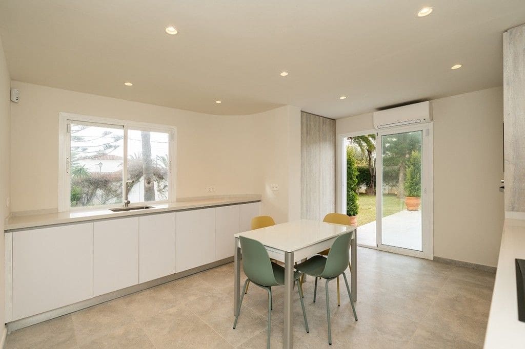 4 Zimmer Villa zu verkaufen in Marbella mit Pool Garage - 2.450.000 € (Ref: 9582465)