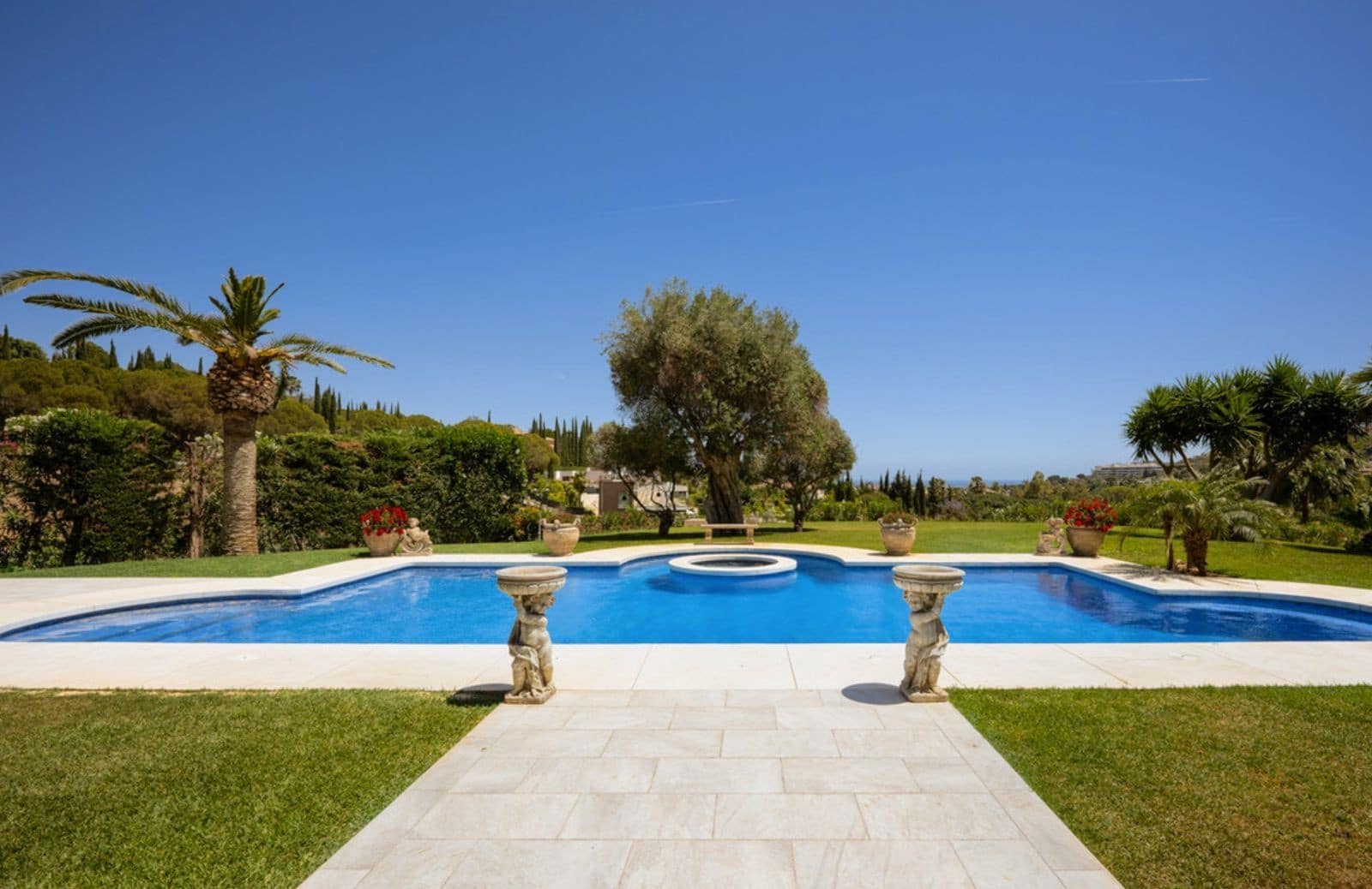 7 sovrum Villa till salu i Nueva Andalucia med pool garage - 5 595 000 € (Ref: 9582468)