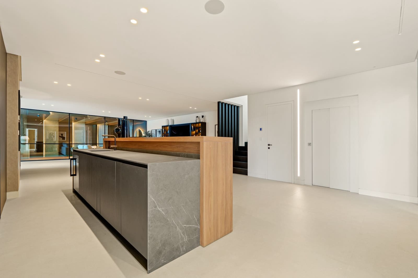 6 bedroom Villa for sale in La Quinta with pool garage - € 7,450,000 (Ref: 9585985)