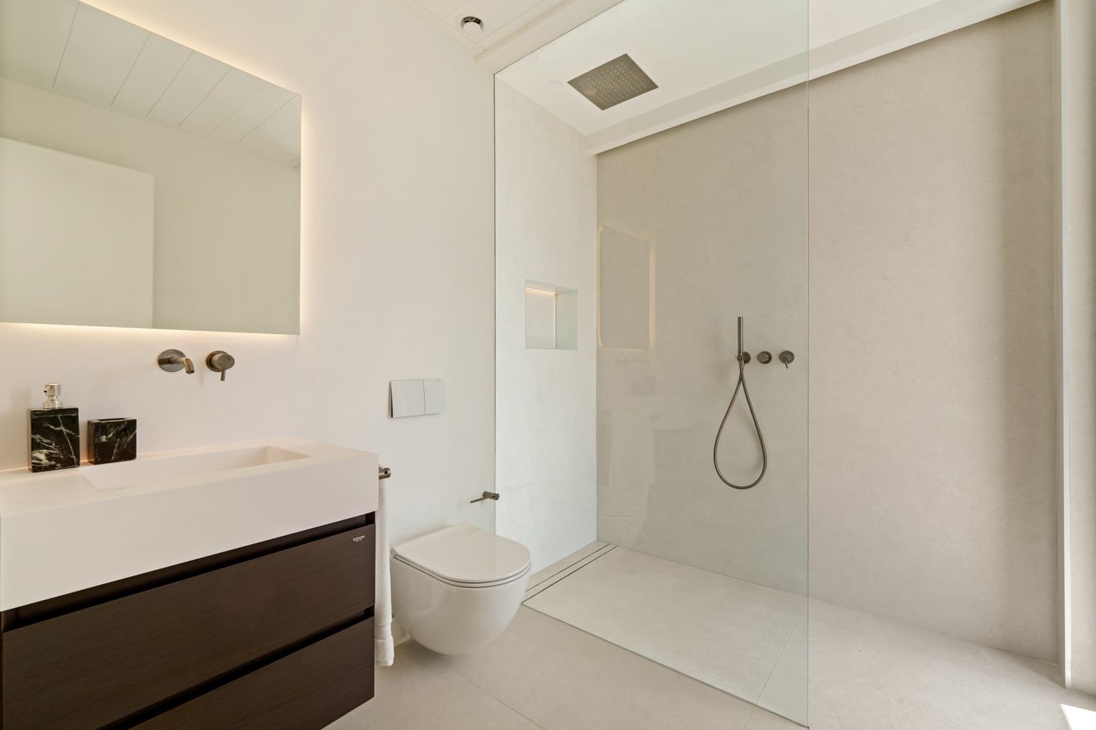 6 bedroom Villa for sale in La Quinta with pool garage - € 7,450,000 (Ref: 9585985)