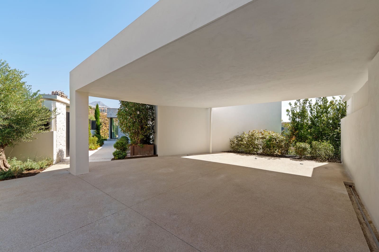 6 bedroom Villa for sale in La Quinta with pool garage - € 7,450,000 (Ref: 9585985)
