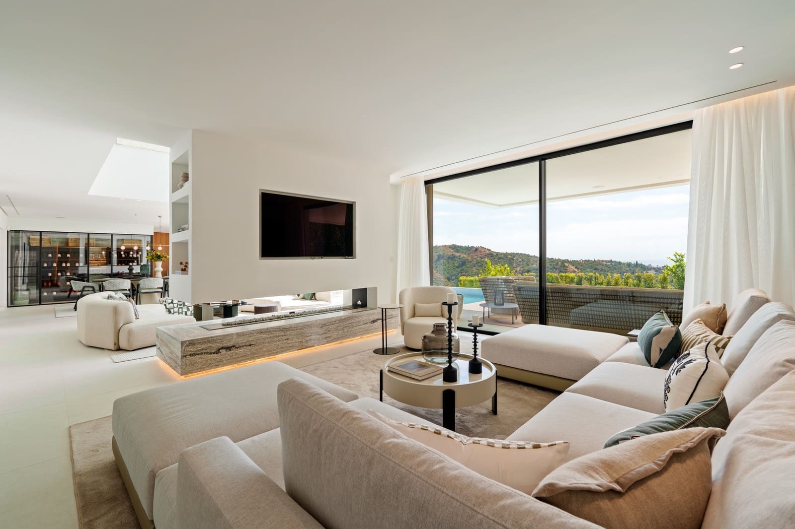 6 bedroom Villa for sale in La Quinta with pool garage - € 7,450,000 (Ref: 9585985)