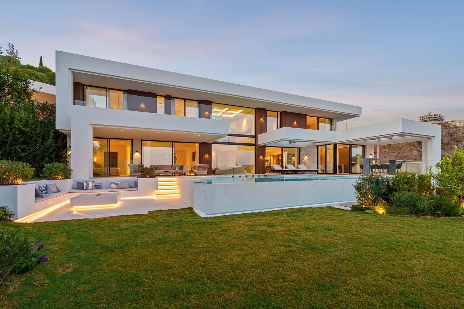 6 bedroom Villa for sale in La Quinta with pool garage - € 7,450,000 (Ref: 9585985)