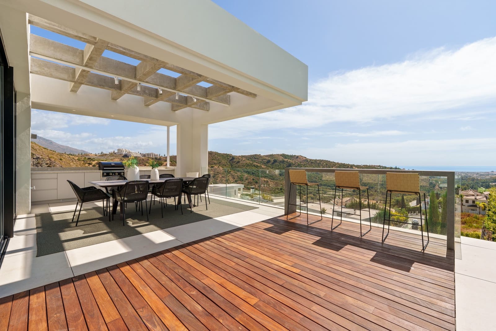 6 bedroom Villa for sale in La Quinta with pool garage - € 7,450,000 (Ref: 9585985)
