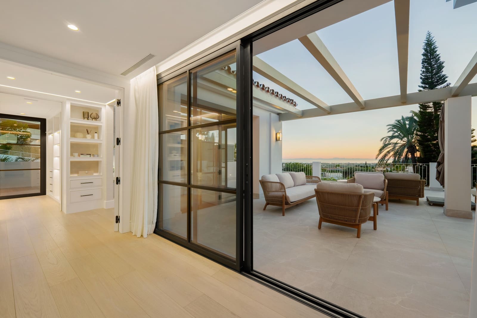 5 bedroom Villa for sale in La Quinta with pool garage - € 6,250,000 (Ref: 9585986)