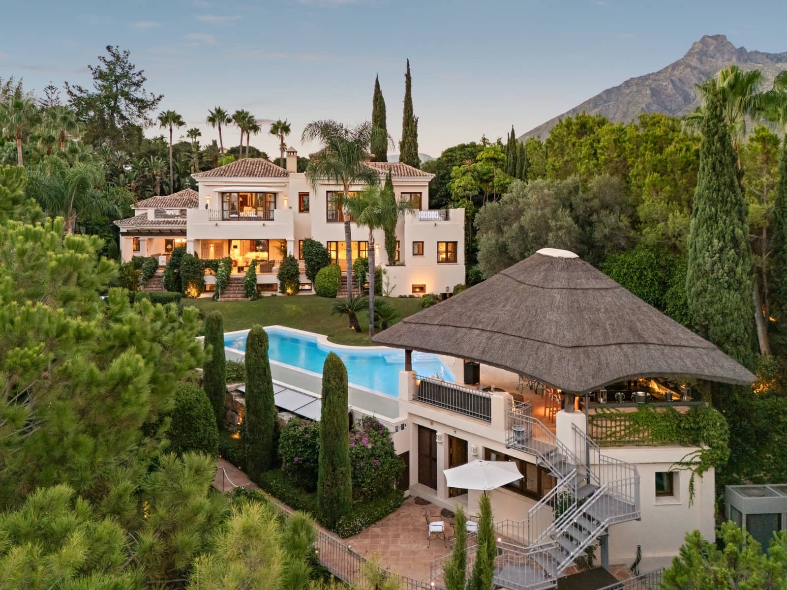 6 sypialnia Willa na sprzedaż w Marbella z basenem garażem - 8 950 000 € (Ref: 9585987)