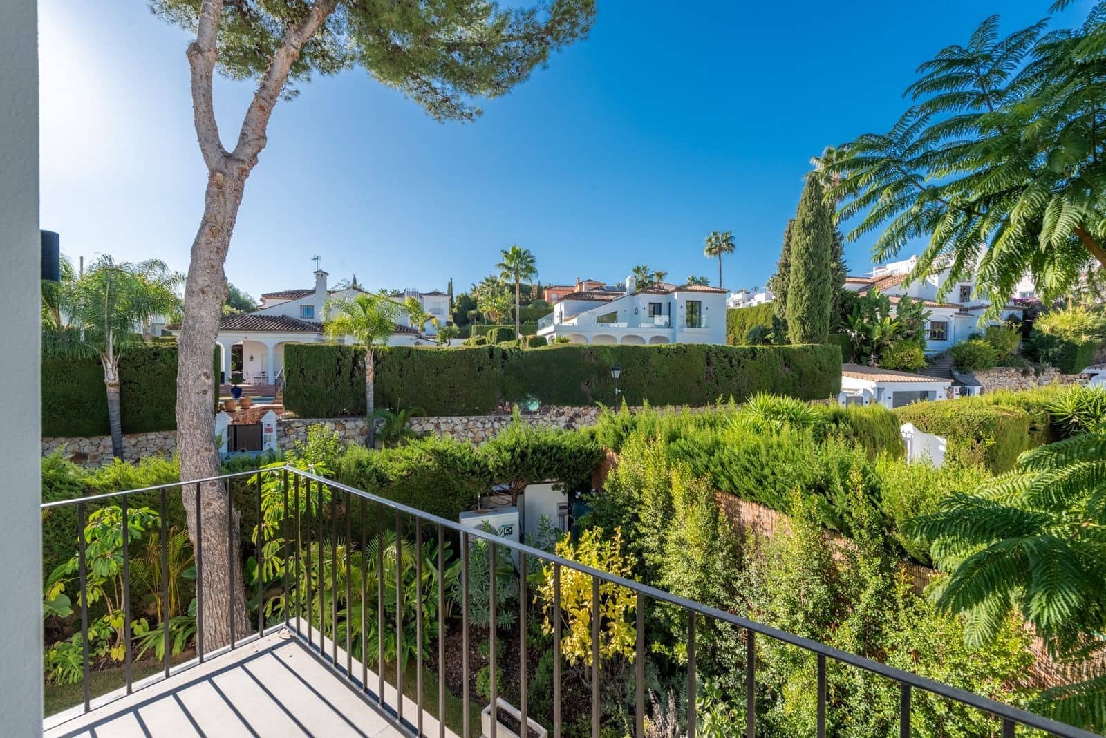Chalet de 4 habitaciones en Nueva Andalucia en venta con piscina garaje - 3.495.000 € (Ref: 9598731)