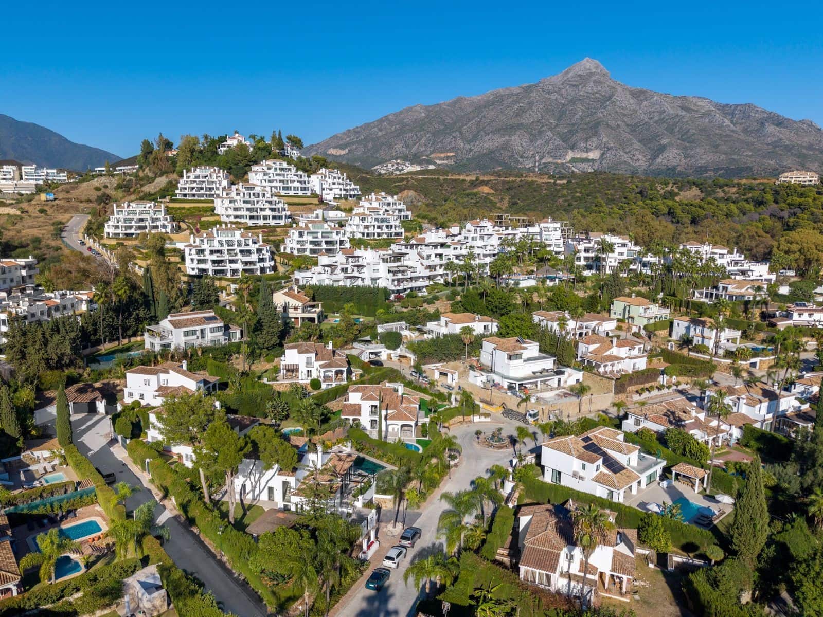 Chalet de 4 habitaciones en Nueva Andalucia en venta con piscina garaje - 3.495.000 € (Ref: 9598731)