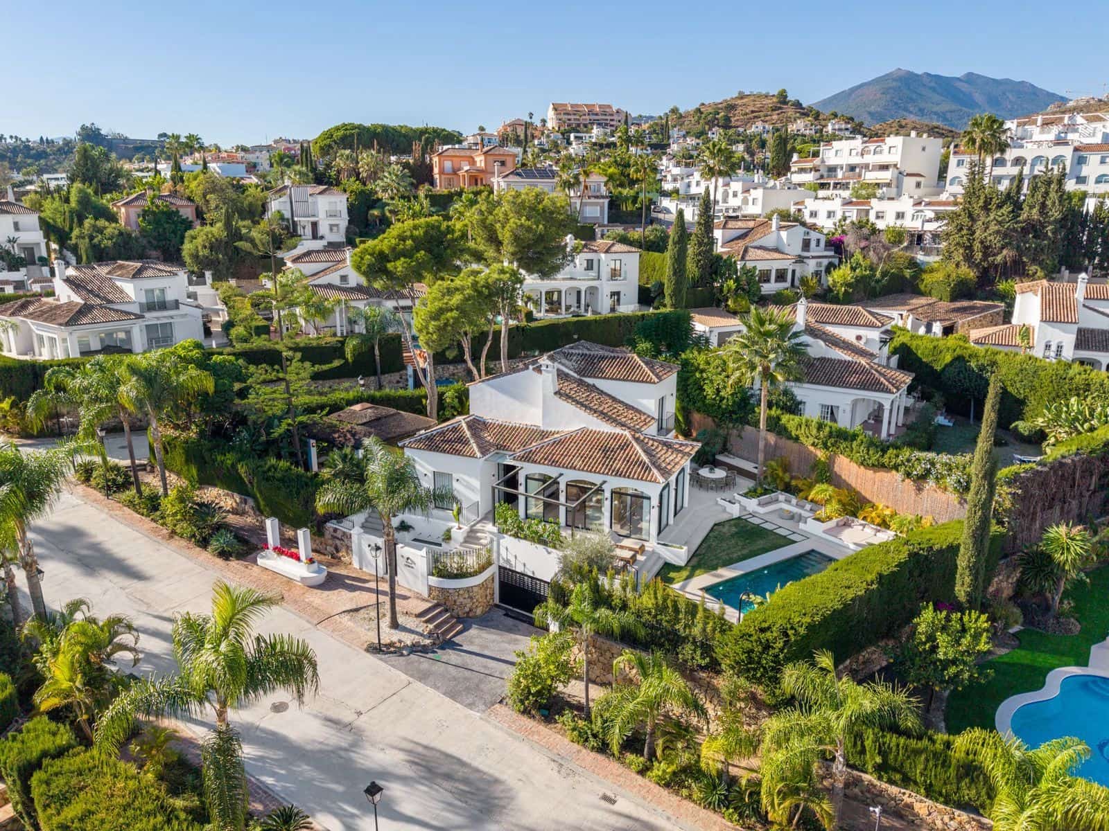 Chalet de 4 habitaciones en Nueva Andalucia en venta con piscina garaje - 3.495.000 € (Ref: 9598731)