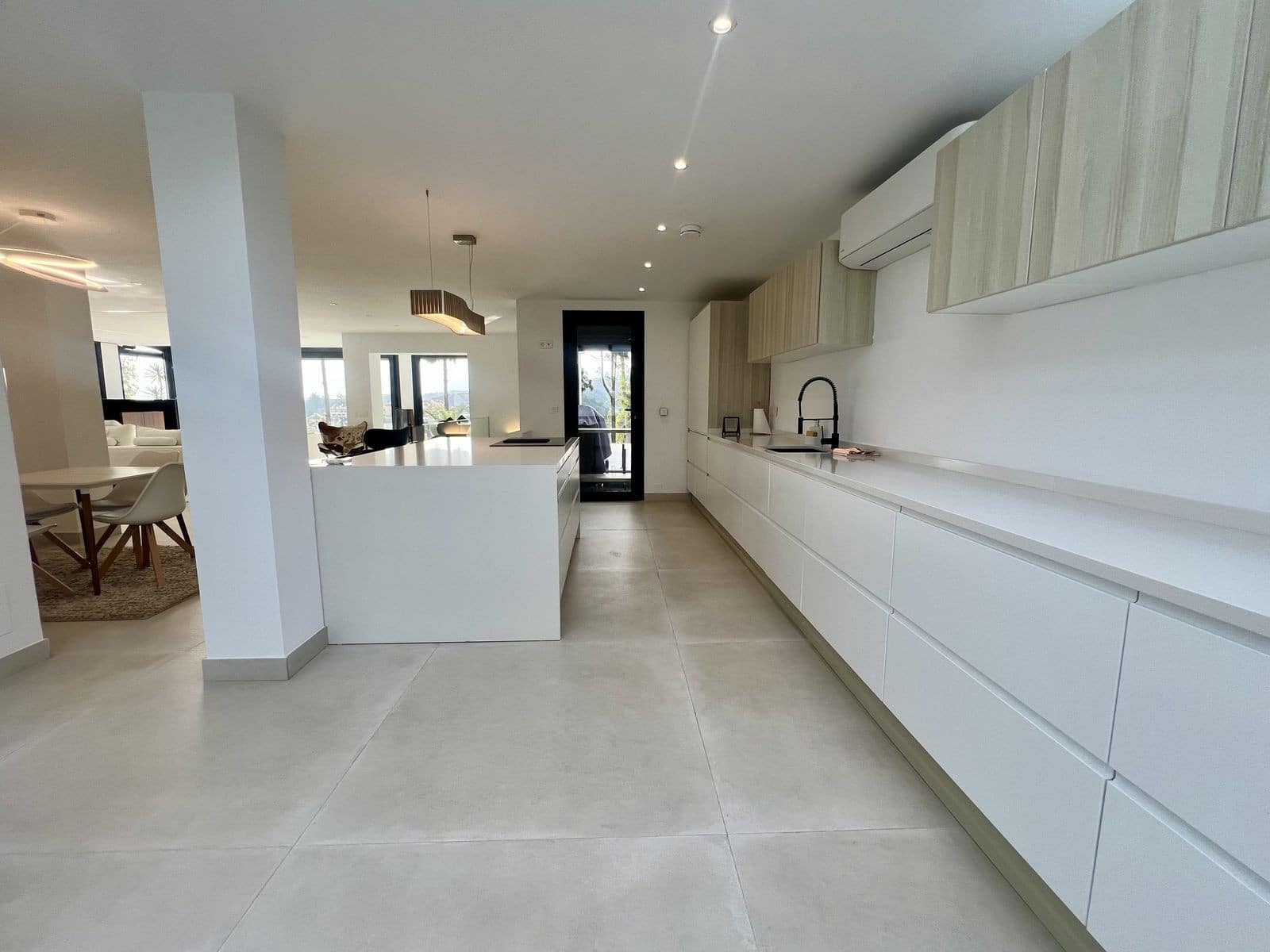 4 soveværelse Villa til salg i Nueva Andalucia med swimmingpool garage - € 2.790.000 (Ref: 9607639)