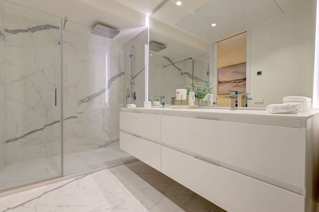 3 chambre Appartement à vendre à Estepona avec piscine garage - 2 150 000 € (Ref: 9607640)