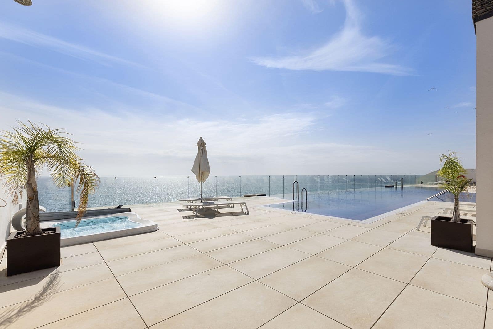 3 chambre Appartement à vendre à Estepona avec piscine garage - 2 150 000 € (Ref: 9607640)