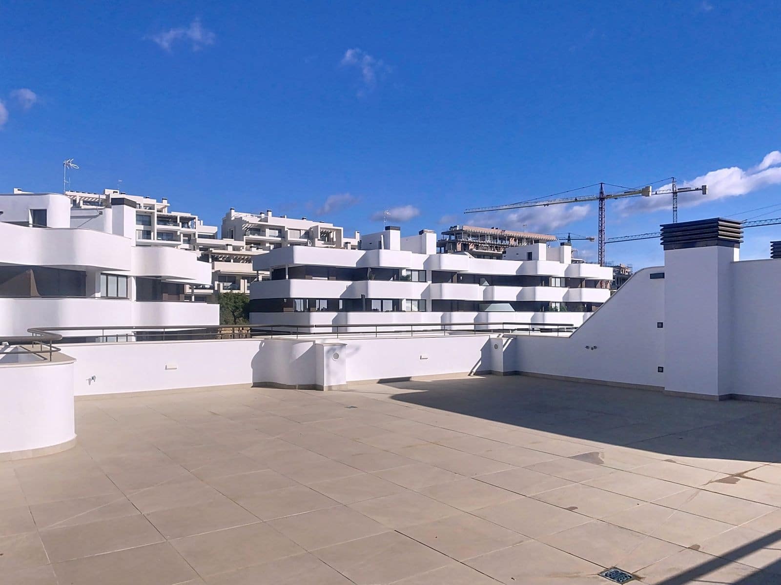 3 sypialnia Penthouse na sprzedaż w Estepona z basenem garażem - 799 000 € (Ref: 9607643)