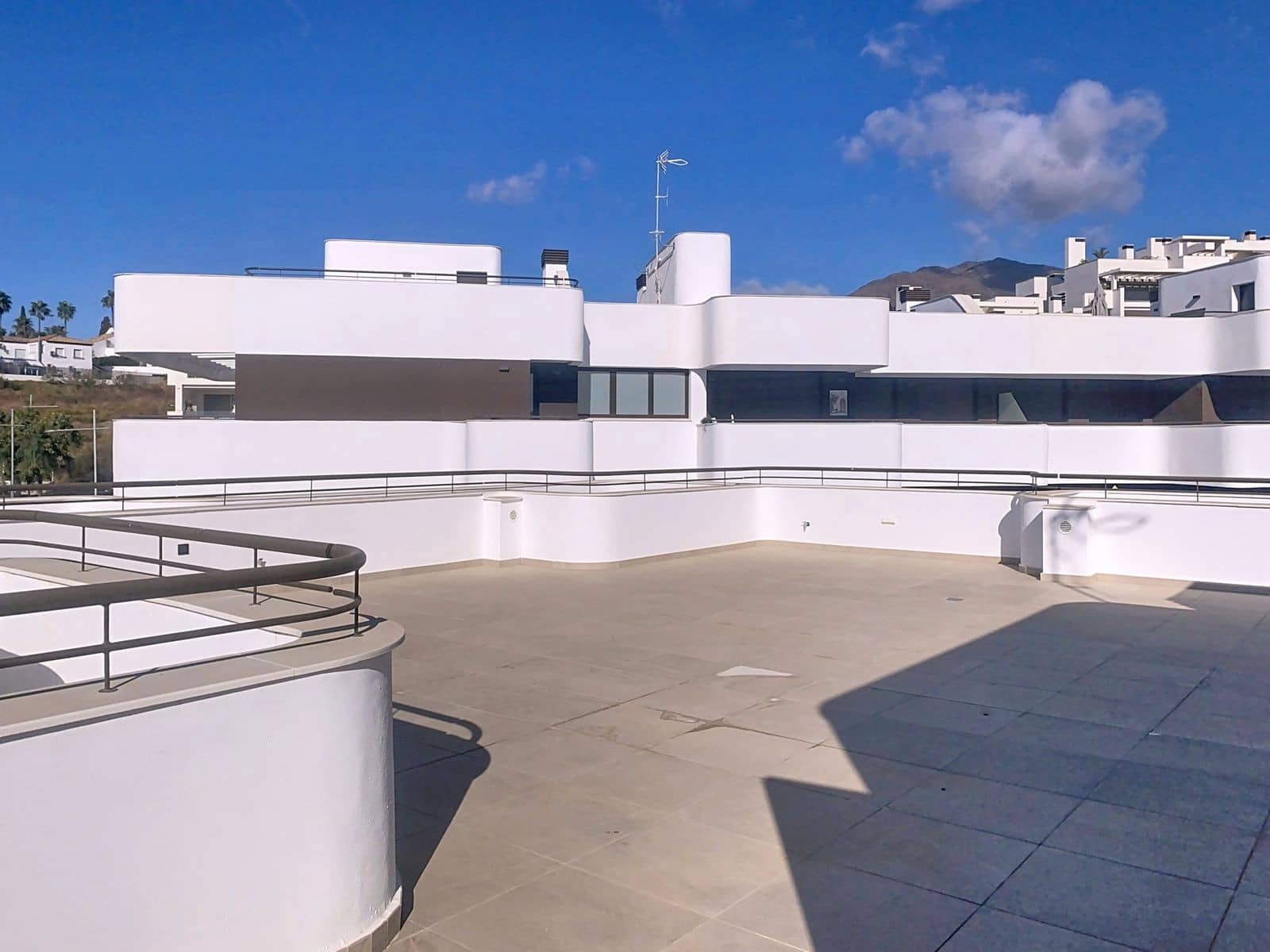 3 sypialnia Penthouse na sprzedaż w Estepona z basenem garażem - 799 000 € (Ref: 9607643)