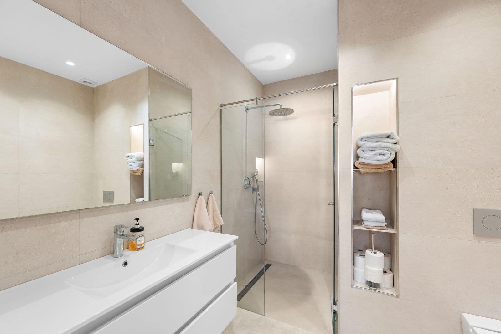 3 soveværelse Lejlighed til salg i Nueva Andalucia med swimmingpool garage - € 1.600.000 (Ref: 9611247)