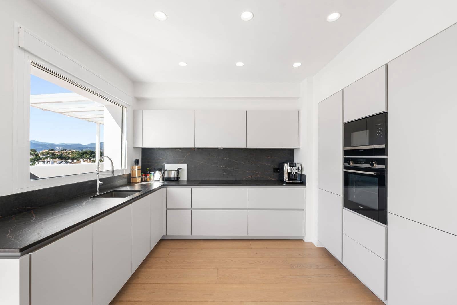 3 soveværelse Lejlighed til salg i Nueva Andalucia med swimmingpool garage - € 1.600.000 (Ref: 9611247)