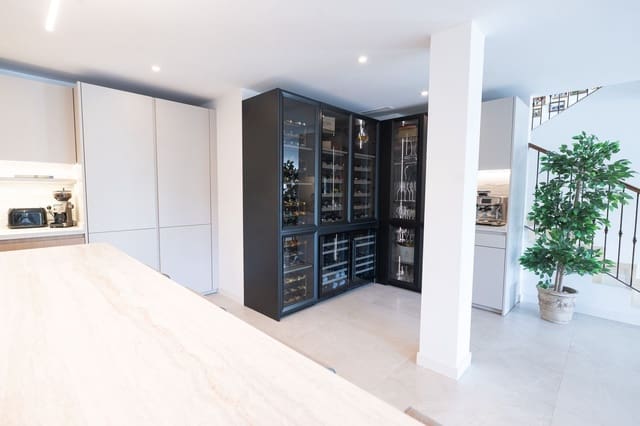 5 bedroom Villa for sale in Benalmádena with pool garage - € 1,895,000 (Ref: 9611250)