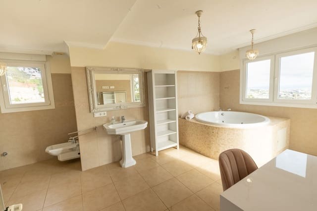 5 bedroom Villa for sale in Benalmádena with pool garage - € 1,895,000 (Ref: 9611250)