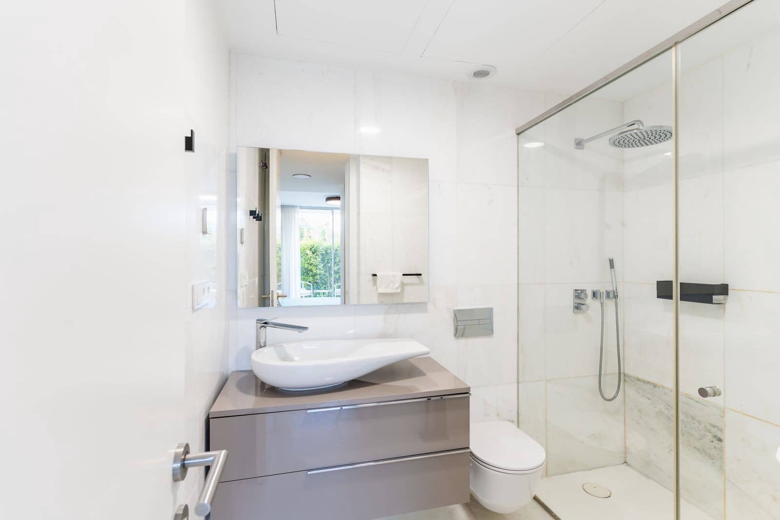 Apartamento de 2 habitaciones en Estepona en venta con piscina garaje - 995.000 € (Ref: 9611251)