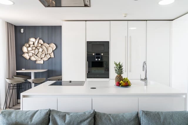 Apartamento de 2 habitaciones en Estepona en venta con piscina garaje - 995.000 € (Ref: 9611251)