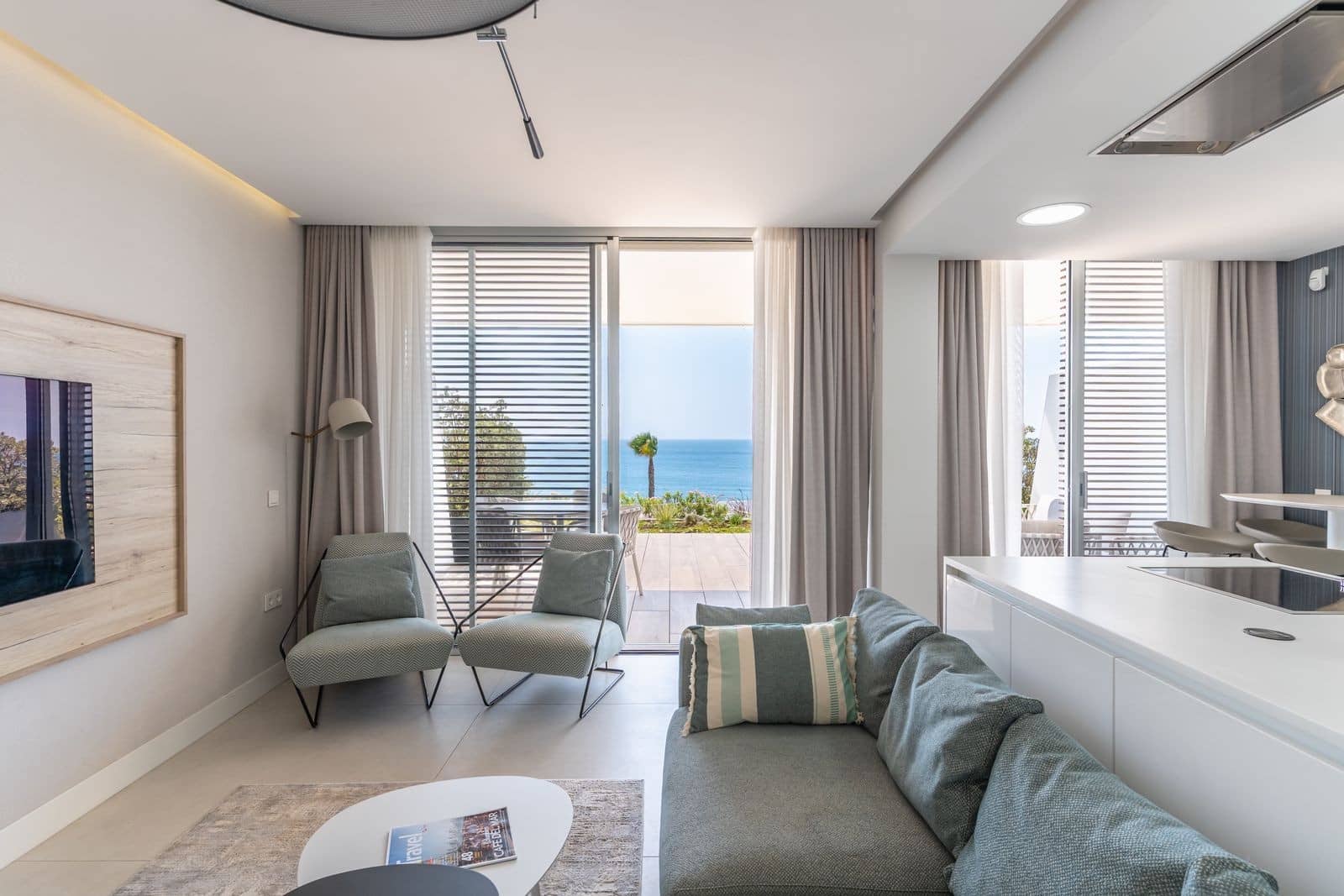 Apartamento de 2 habitaciones en Estepona en venta con piscina garaje - 995.000 € (Ref: 9611251)