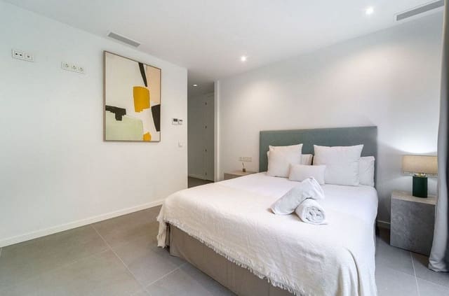 5 bedroom Villa for sale in Estepona with pool garage - € 1,795,000 (Ref: 9611252)