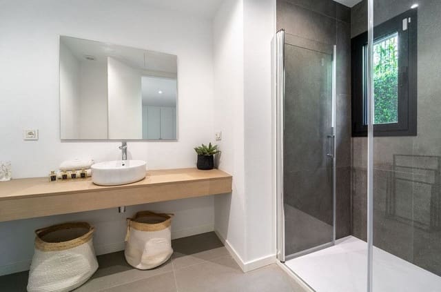 5 bedroom Villa for sale in Estepona with pool garage - € 1,795,000 (Ref: 9611252)