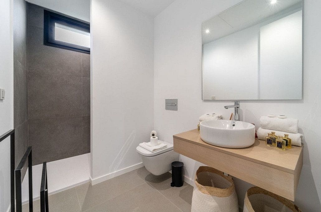 5 bedroom Villa for sale in Estepona with pool garage - € 1,795,000 (Ref: 9611252)