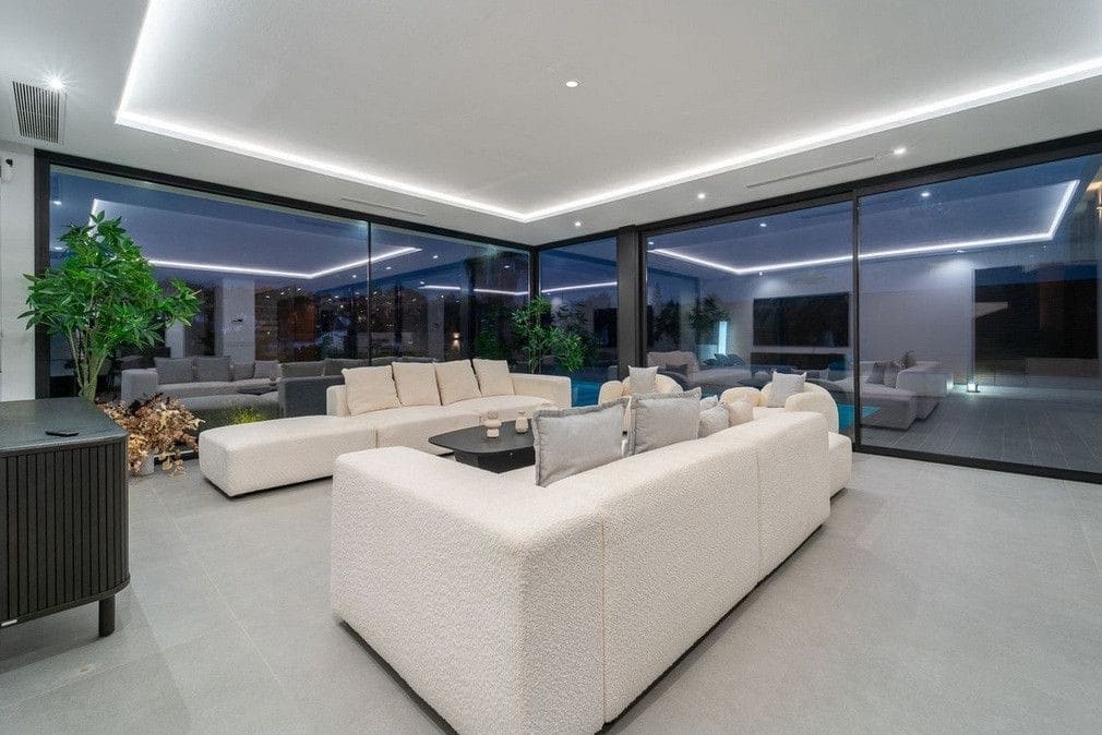 5 bedroom Villa for sale in Estepona with pool garage - € 1,795,000 (Ref: 9611252)