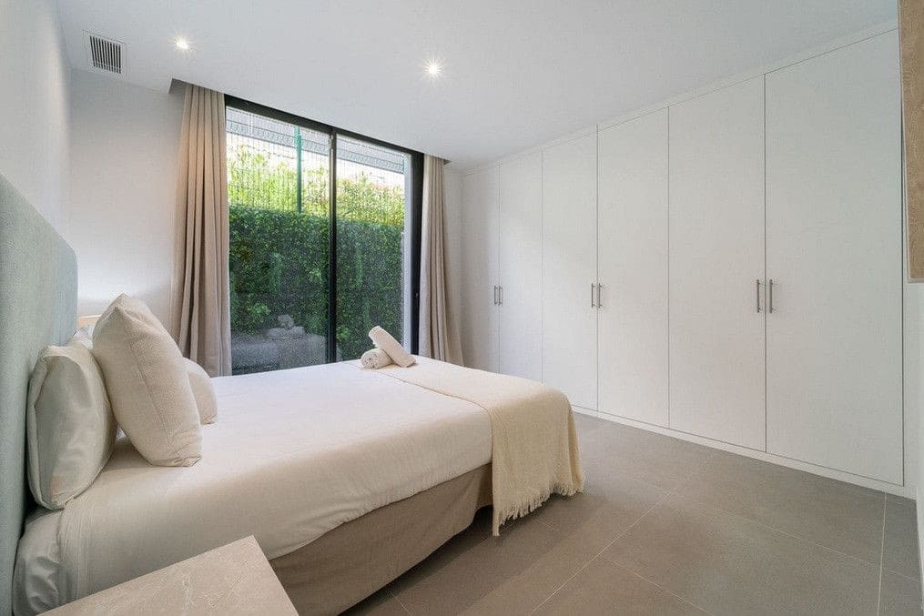 5 bedroom Villa for sale in Estepona with pool garage - € 1,795,000 (Ref: 9611252)