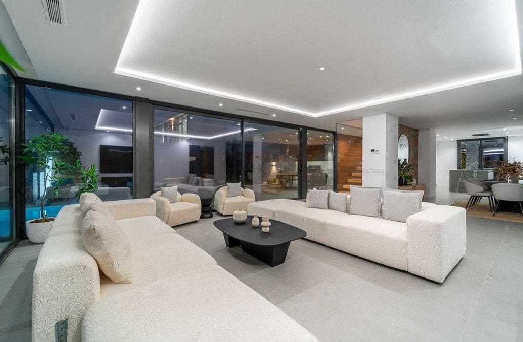 5 bedroom Villa for sale in Estepona with pool garage - € 1,795,000 (Ref: 9611252)