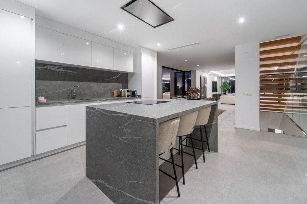 5 bedroom Villa for sale in Estepona with pool garage - € 1,795,000 (Ref: 9611252)