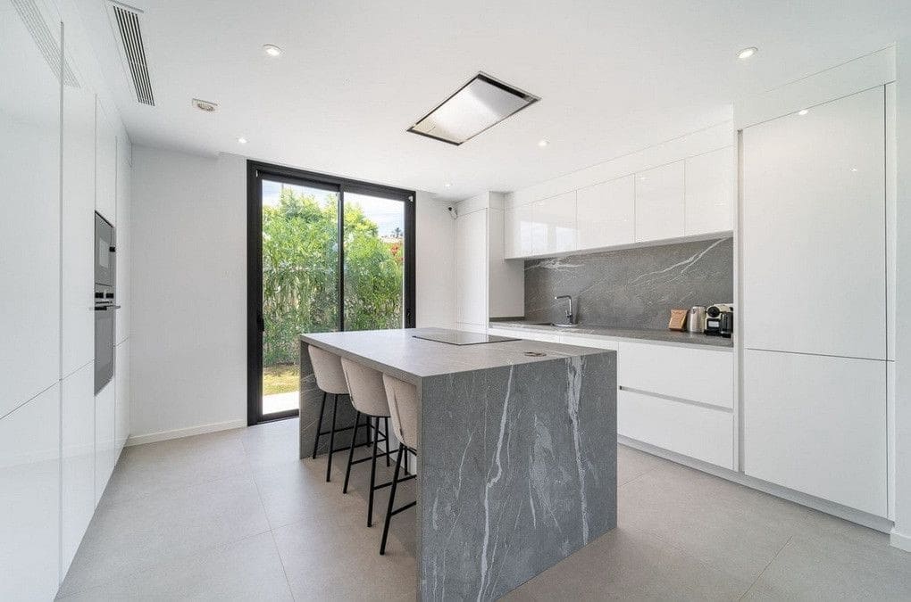 5 bedroom Villa for sale in Estepona with pool garage - € 1,795,000 (Ref: 9611252)